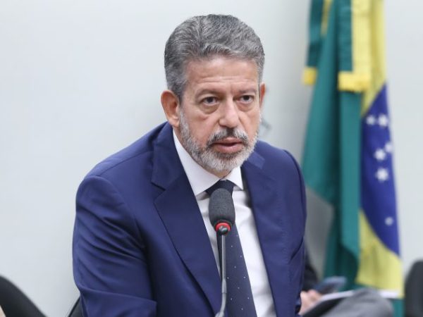 deputado arthur lira em reunião de comissão