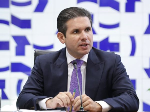 Motta preside a reunião de líderes