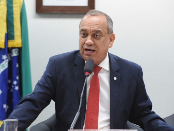 Deputado Max Lemos (PDT-RJ) fala em comissão da Câmara dos Deputados