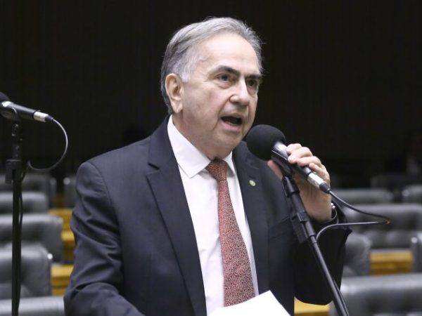 Deputado Leônidas Cristino (PDT-CE) fala no Plenário da Câmara dos Deputados
