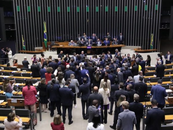 Discussão e votação de propostas legislativas.