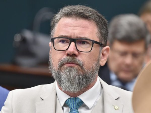 Deputado Marcos Pollon fala ao microfone