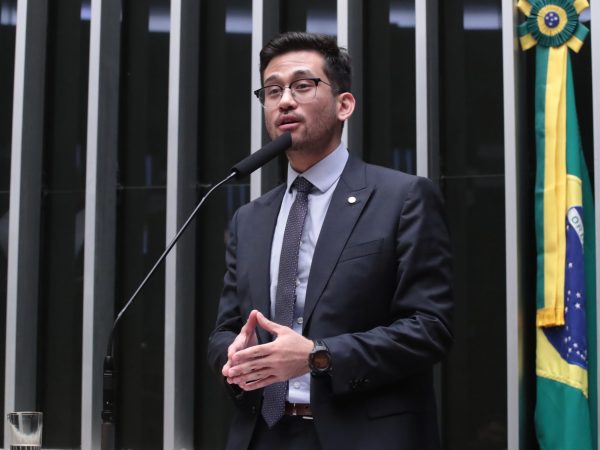 Deputado Kim Kataguiri fala ao microfone