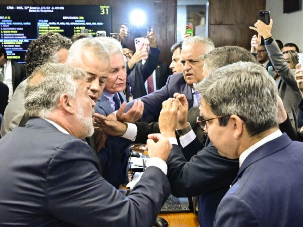 cpmi do inss Parlamentares governistas se aproximam da mesa diretora para protestar após resultado da votação.
