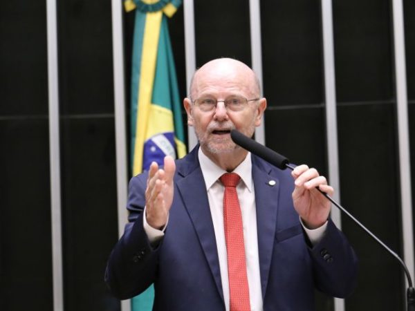 Deputado Bohn Gass fala ao microfone
