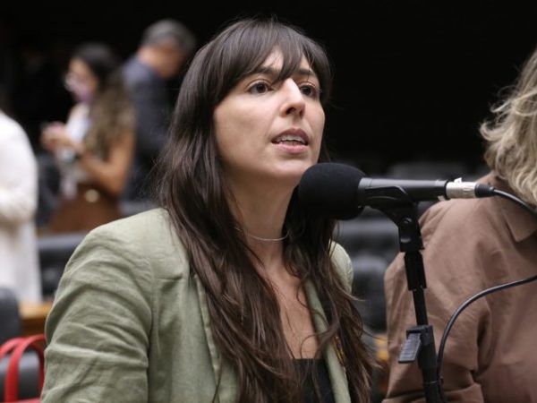 Deputada Natália Bonavides (PT-RN) fala no Plenário da Câmara dos Deputados
