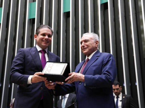 Motta entrega placa comemorativa a Michel Temer