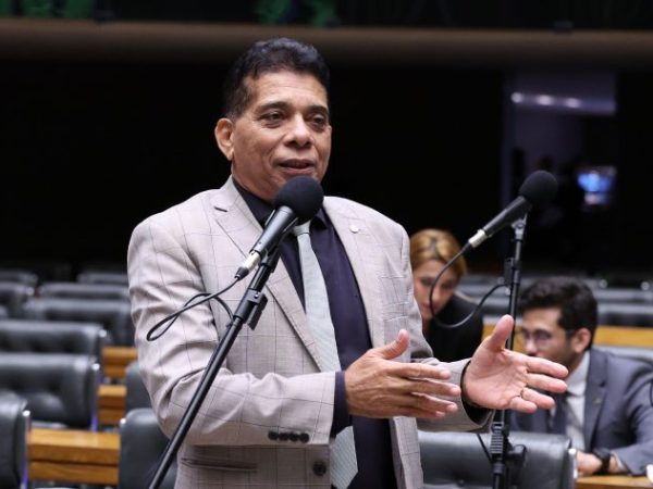 Deputado Roberto Monteiro Pai (PL-RJ) fala no Plenário da Câmara dos Deputados