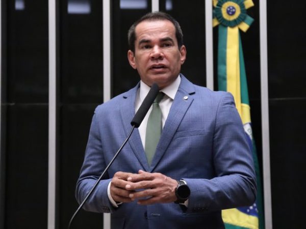 Deputado Defensor Stélio Dener fala ao microfone