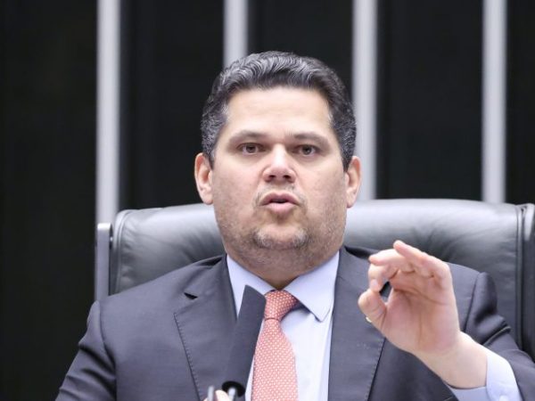 Alcolumbre preside a sessão do Congresso, no Plenário da Câmara