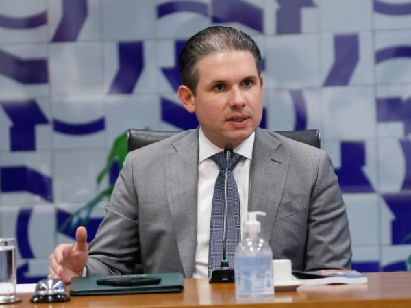 Deputado Hugo Motta fala ao microfone