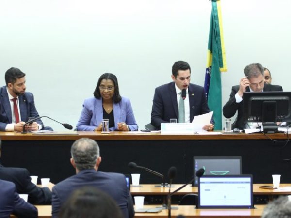 mesa da comissão de orçamento