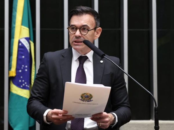 Deputado Raniery Paulino fala ao microfone