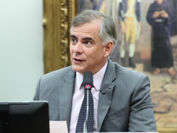 Deputado Leur Lomanto Júnior fala ao microfone