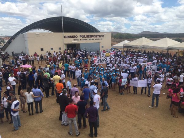 Uma multidão acompanhou o protesto, que lotou o ginásio e obrigou centenas de pessoas a ficar do lado de fora por falta de espaço - Divulgação