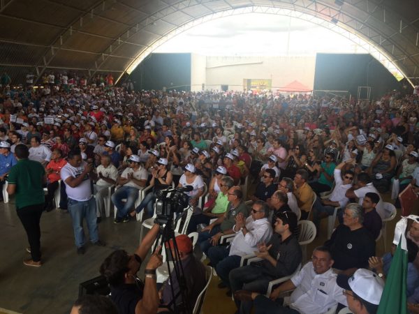 Uma multidão acompanha o protesto, que lotou o ginásio e obrigou centenas de pessoas a ficar do lado de fora por falta de espaço - Divulgação