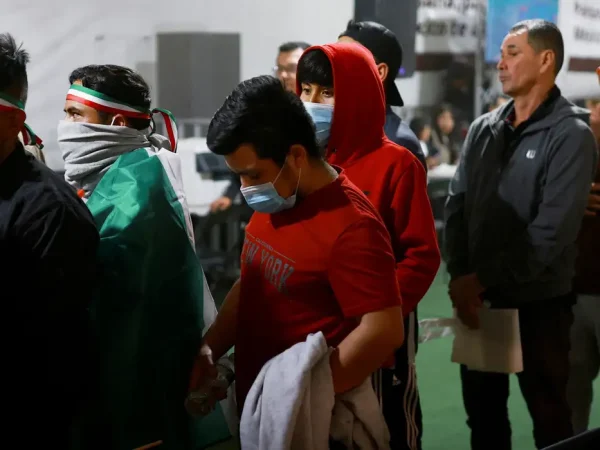 Imigrantes mexicanos deportados dos EUA fazem fila em um abrigo temporário em Ciudad Juarez, México
06/03/2025
REUTERS/Jose Luis Gonzalez