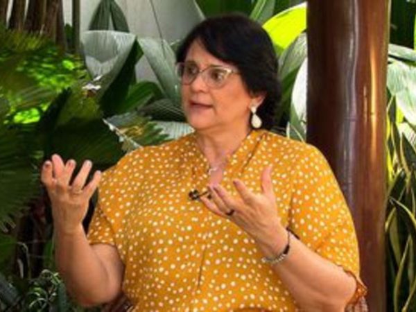 Ministra Damares Alves concede entrevista à jornalista Roseann Kennedy, no programa Impressões, da TV Brasil — Foto: TV Brasil