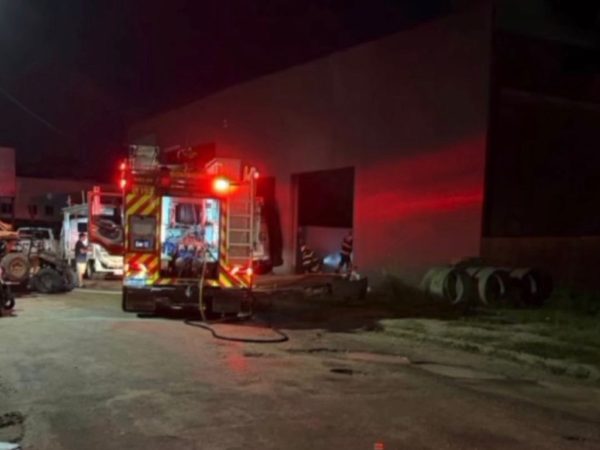 Incêndio atingiu veículos de aventura que estavam em garagem na Grande Natal — Foto: Reprodução