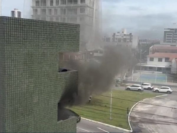 Incêndio atingiu apartamento no bairro Jardim Oceania, em João Pessoa — Foto: Reprodução/TV Cabo Branco