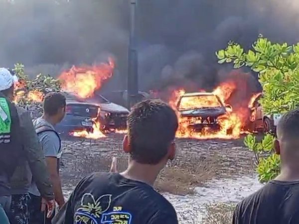 Incêndio destruiu vários carros em Barra de Mamanguape, PB — Foto: Nilton Pereira/acervo pessoal