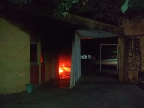 Criminosos atearam fogo em base da PM na Zona Norte de Natal — Foto: Acson Freitas/Inter TV Cabugi