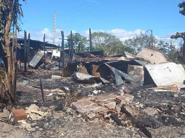 Incêndio em comunidade de Cabedelo, PB, atinge barracos que abrigavam 12 famílias — Foto: Silvia Torres/TV Cabo Branco