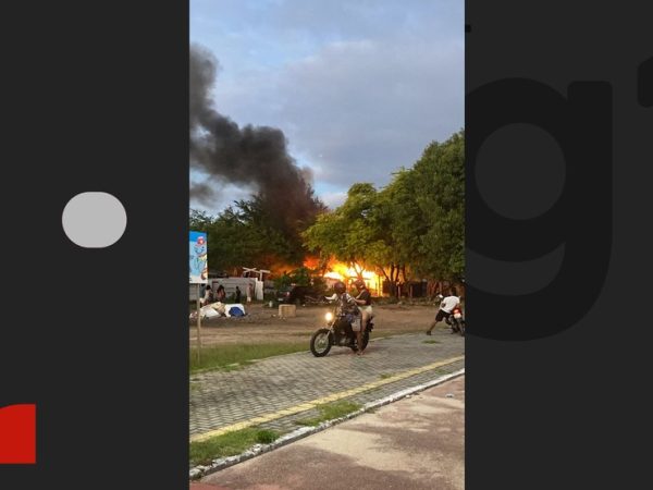 Três moradias tiveram perda total em incêndio no centro de Cabedelo — Foto: Reprodução/TV Cabo Branco