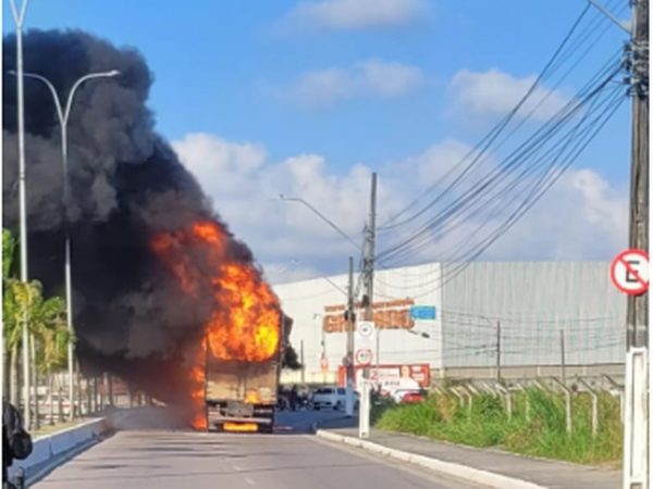 Caminhão pegou fogo nas proximidades da BR-230, em Santa Rita, na PB — Foto: PRF/Divulgação