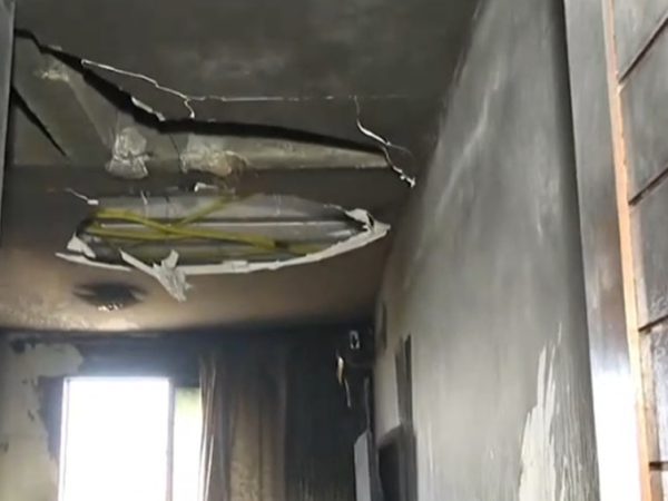 Fogo começou por volta das 4h e destruiu imóvel — Foto: Reprodução/TV Cabo Branco