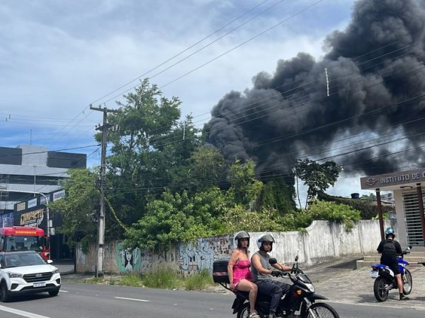 Incêndio de grandes proporções é registrado em centro automotivo, em João Pessoa — Foto: Silvia Torres/TV Cabo Branco