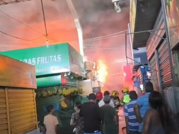Incêndio no Mercado Público de Mangabeira — Foto: TV Cabo Branco / Reprodução