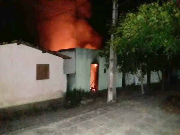 Incêndio aconteceu no momento em que os corpos das vítimas estavam sendo sepultados. Não havia ninguém na residência. — Foto: PM/Divulgação