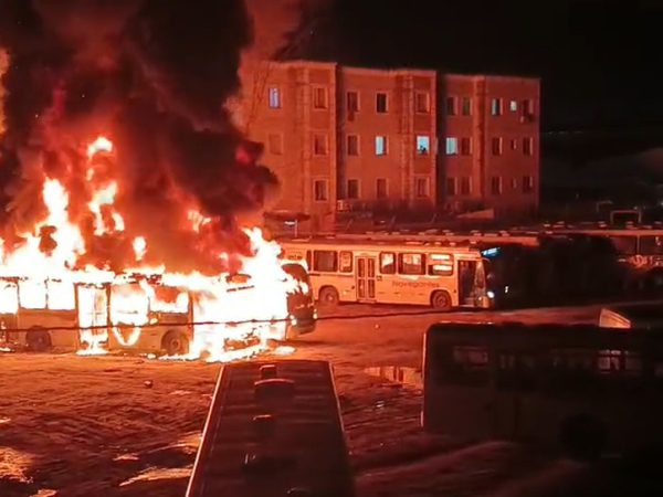 Incêndio atinge garagem de ônibus em João Pessoa — Foto: Reprodução/TV Cabo Branco