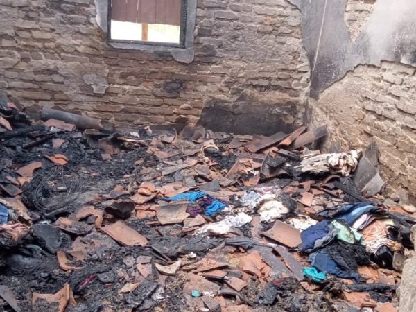 Incêndio atingiu quarto onde o garoto dormia, na cidade de Frutuoso Gomes. — Foto: Cedida