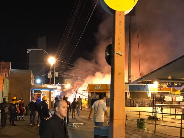Incêndio atingiu barracas no Parque do Povo, no São João 2018 de Campina Grande na noite do sábado (30) (Foto: Artur Lira/G1)