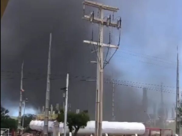 Incêndio na refinaria Clara Camarão, em Guamaré, na Costa Branca potiguar — Foto: Reprodução