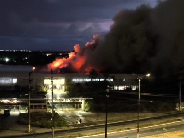Incêndio de grande proporções em Mangabeira — Foto: Reprodução/TV Cabo Branco