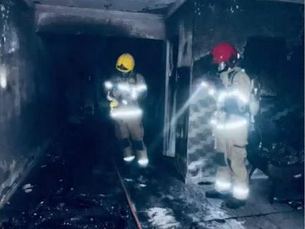 Bombeiros na casa onde o incêndio que deixou criança de 1 ano com 25% do corpo queimado aconteceu — Foto: TV Paraíba/Reprodução
