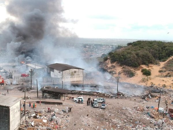 Incêndio atingiu galpão de materiais recicláveis — Foto: Rafael Fernandes/Inter TV Cabugi