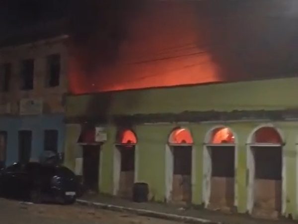 Incêndio em João Pessoa atinge imóvel abandonado do Centro Histórico — Foto: TV Cabo Branco/Reprodução