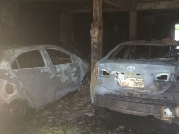 Incêndio atingiu dois carros em Mossoró (Foto: Hugo Andrade/InterTV Costa Branca)