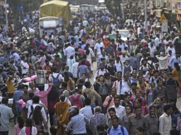 A Organização das Nações Unidas (ONU) já havia confirmado a tendência em sua última projeção atualizada sobre a evolução da população mundial. — Foto: Mercado em Mumbai, na Índia, em 2023. — Foto: Rajanish Kakade/AP