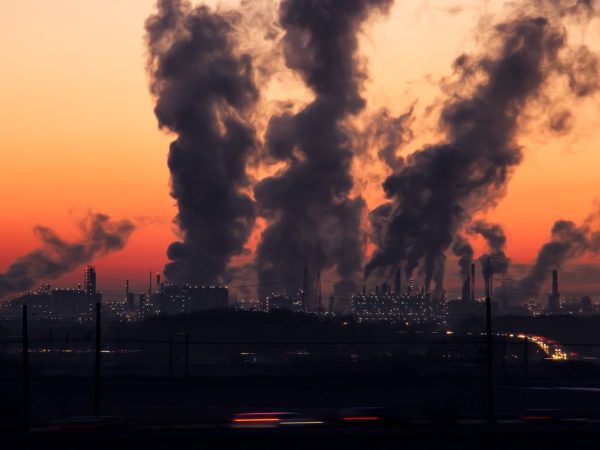 Conferência das Nações Unidas sobre a Mudança do Clima – COP28. – Meio Ambiente; mudanças climáticas; poluição do ar; fumaça fábricas; chaminés; CO2. Foto: Ralf Vetterle/Pixabay