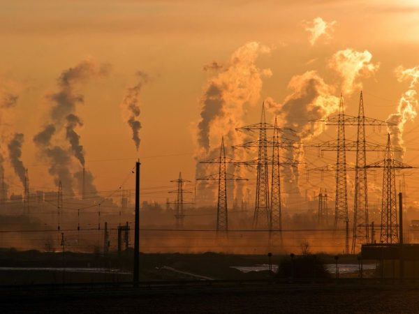 Conferência das Nações Unidas sobre a Mudança do Clima – COP28. – Meio Ambiente; mudanças climáticas; poluição do ar; fumaça fábricas; chaminés; CO2. Foto: Ralf Vetterle/Pixabay