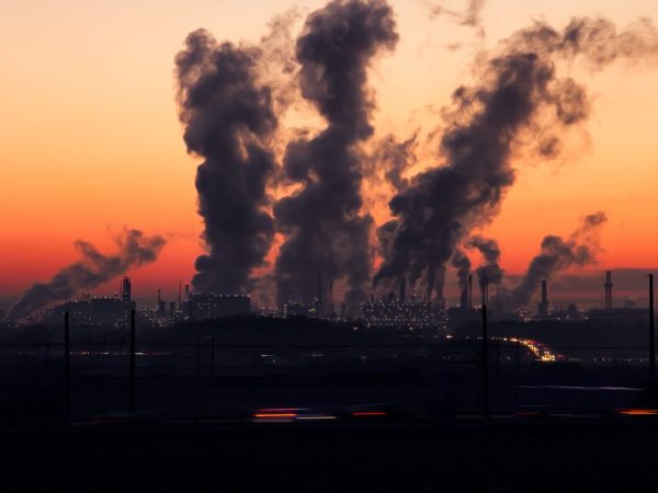 Conferência das Nações Unidas sobre a Mudança do Clima – COP28. – Meio Ambiente; mudanças climáticas; poluição do ar; fumaça fábricas; chaminés; CO2. Foto: Ralf Vetterle/Pixabay