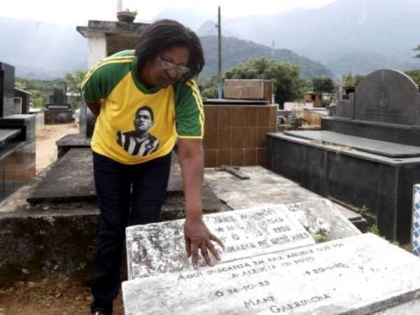 Uma das filhas de Garrincha está no túmulo onde o craque foi originalmente sepultado. Foto: Domingos Peixoto/Agência O Globo