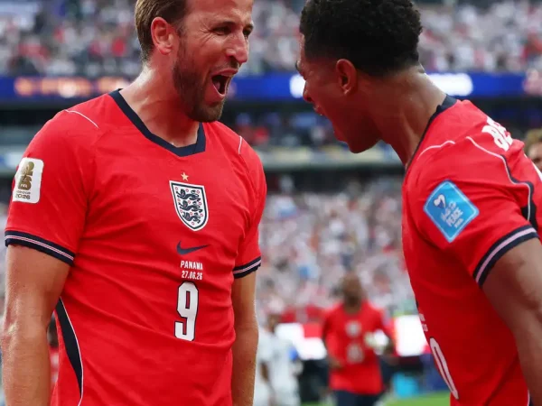 Harry Kane comemora o segundo gol com Jude Bellingham
27 de junho de 2026 IMAGN IMAGES via Reuters/Vincent Carchietta