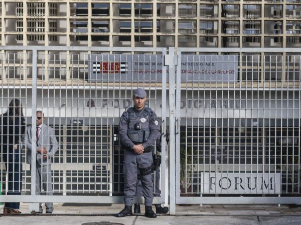 Guarulhos (SP), 22/06/2026 - Julgamento dos acusados da morte de Vinícius Gritzbach começa hoje, em Guarulhos, o julgamento dos três policiais militares acusados de matar Vinícius Gritbach, delator do PCC. Ele foi morto a tiros no aeroporto de Guarulhos em novembro de 2024. O júri começa hoje e deve seguir até sexta-feira, no Fórum da Comarca de Guarulhos. Movimento na frente do Fórum.
Foto: Paulo Pinto/Agência Brasil