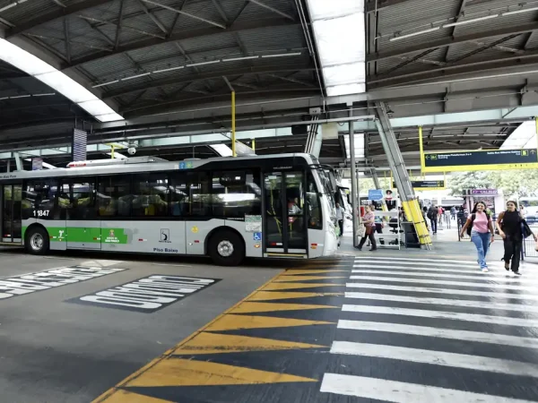 São Paulo (SP) 12/03/2025 - Terminal de ônibus Pinheiros onde foi encontrado duas bolsa com bomba caseira, que foram detonadas pela Policia. 
Foto Paulo Pinto/Agência Brasil